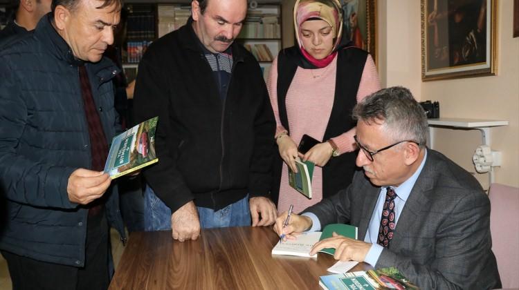 Başkan Arslan ilk kitabı için imza günü düzenledi