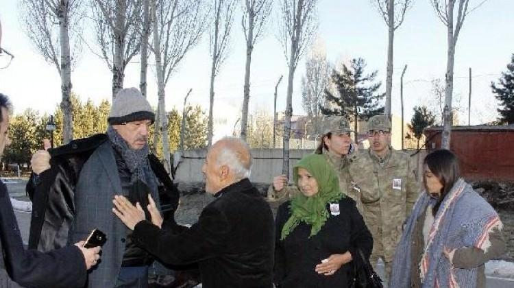 Ilıcalı, paltosunu üşüyen asker babasına verdi