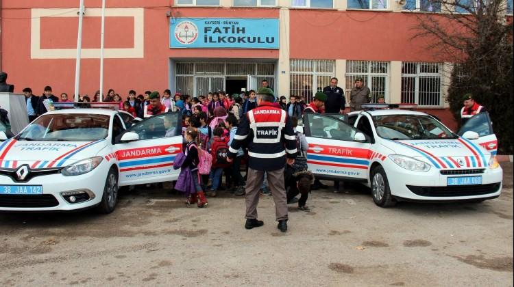 Jandarma trafik koridoru oluşturdu...