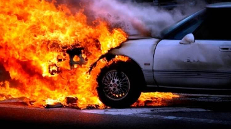 Trafikte canı sıkıldı aracını yaktı!