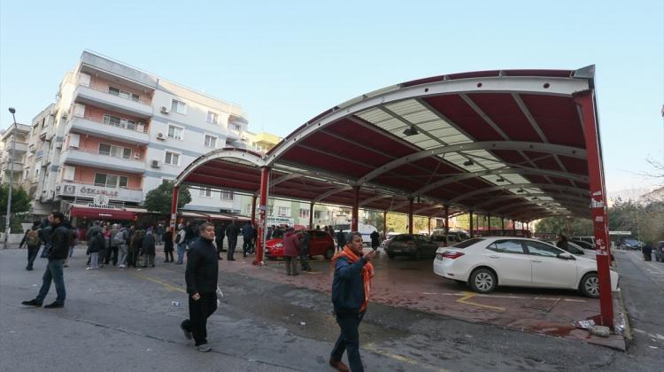 İzmir'de semt pazarları kapanan esnaf yolu trafiğe kapattı