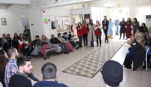Gençlik Merkezi üyeleri huzurevi sakinlerini ziyaret etti
