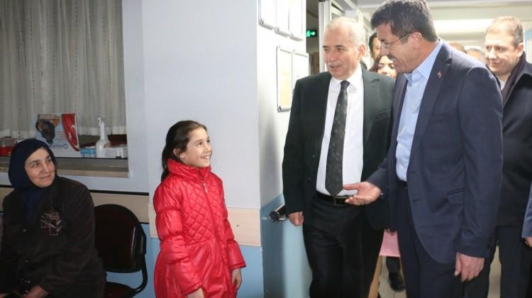 Bakan Zeybekci, Denizli'de yeni yılın ilk bebeklerini ziyaret etti