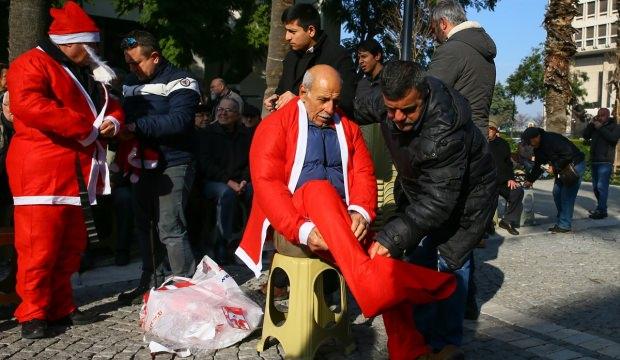 Balçova arsa mağdurlarından Noel Baba kıyafetli protesto