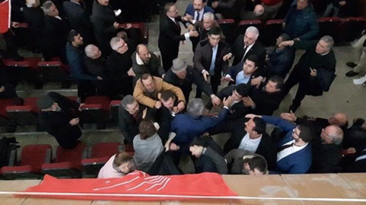 CHP’nin 3 il kongresinde de ortalık fena karıştı!