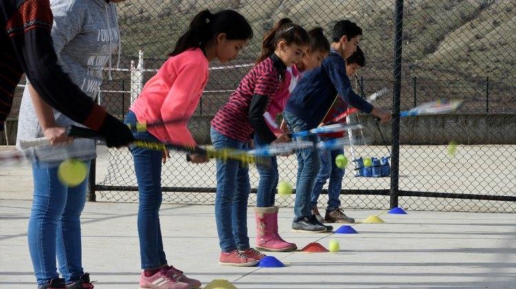 Liceli köy çocukları tenis oynuyor