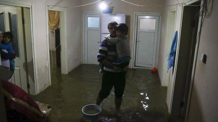 İstanbul'da ev ve iş yerlerini su bastı
