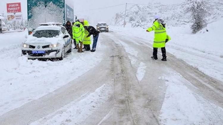 Üç ilde 411 köy yolu kardan kapandı