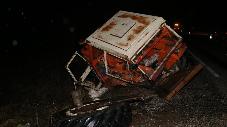 Kastamonu'da minibüsle traktör çarpıştı: 1 ölü, 2 yaralı