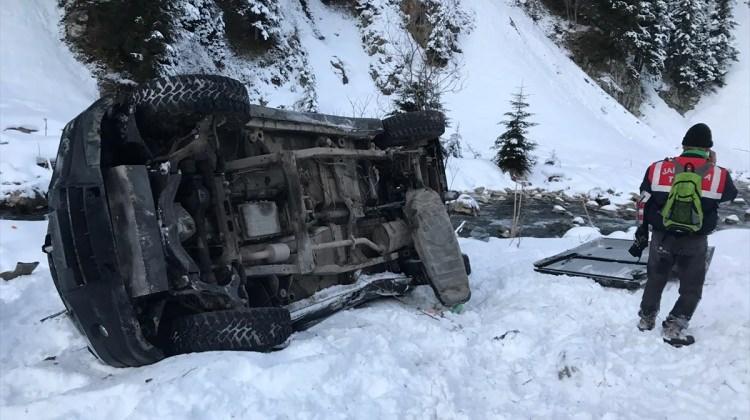 Rize'de kamyonet dereye yuvarlandı: 4 yaralı