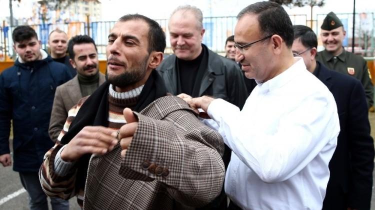 Bozdağ, ceketini vatandaşa hediye etti