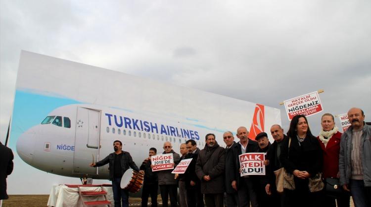 Niğde'de CHP'lilerden havaalanı protestosu