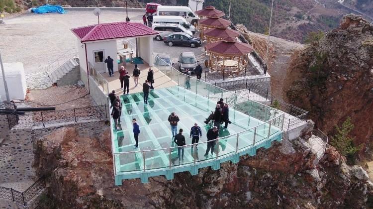 Torul Kalesi cam seyir terası hayran bırakıyor