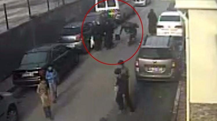Fatih'te yolda yürüyen kadına kapkaç şoku