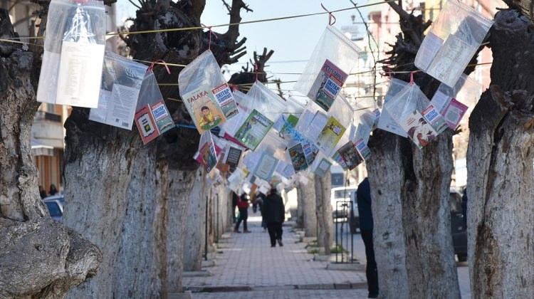Manisa'da ağaçlar "kitap" açtı