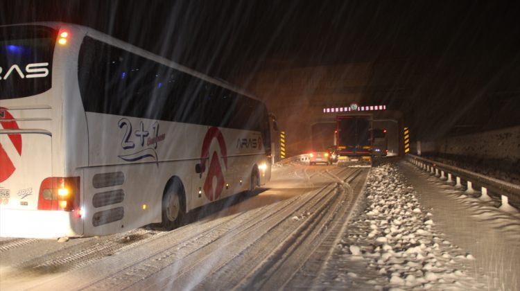 Erzincan-Sivas karayolunda ulaşıma kar ve tipi engeli