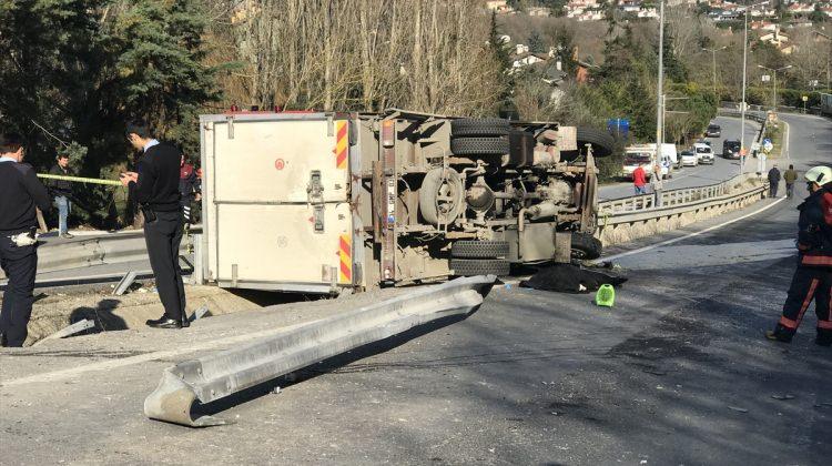 Devrilen kamyonetin sürücüsü öldü
