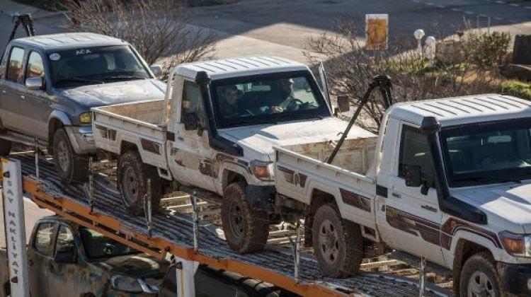 Silah ve mühimmat yüklü araçlarla Afrin'e geçtiler