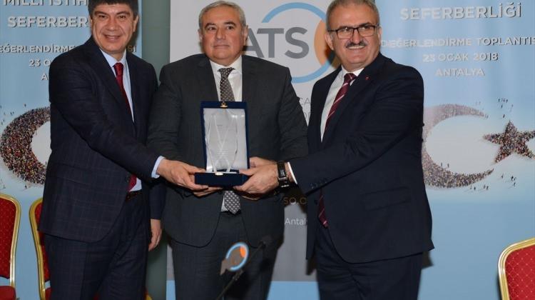 Vali Karaloğlu, istihdam ödülünü ATSO Başkanı'na verdi