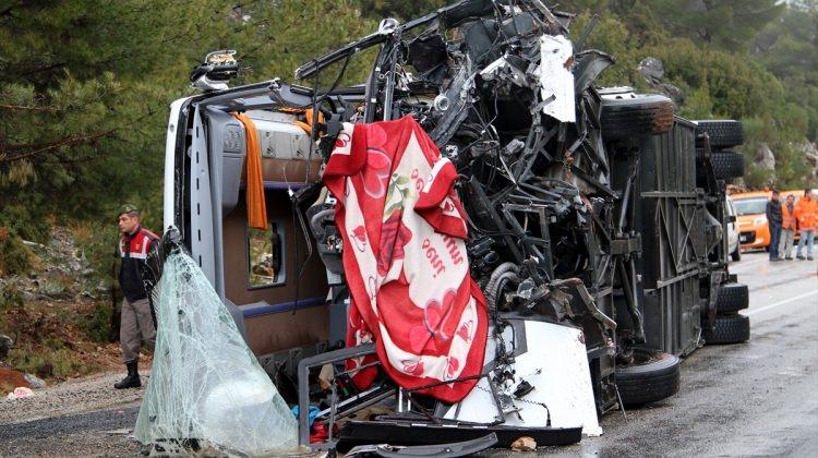 GÜNCELLEME - Muğla'da yolcu otobüsü devrildi: 24 yaralı