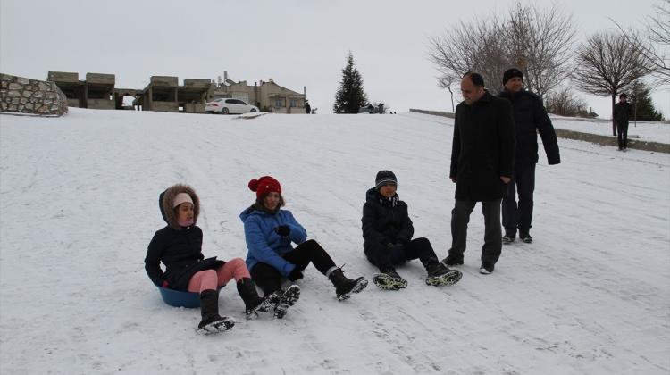 Özaltun çocukların kayak keyfine ortak oldu