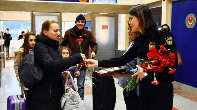 Dünya Gümrük Günü'nde İstanköy'den gelenlere çiçekli karşılama