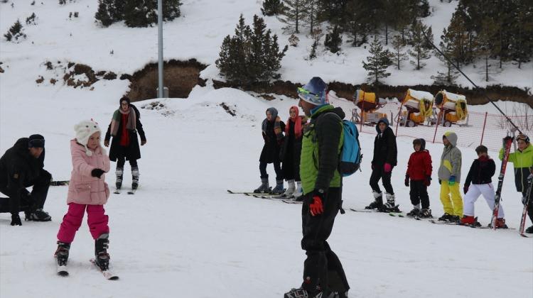 Öğrencilerin sömestir tatilinde kayak keyfi
