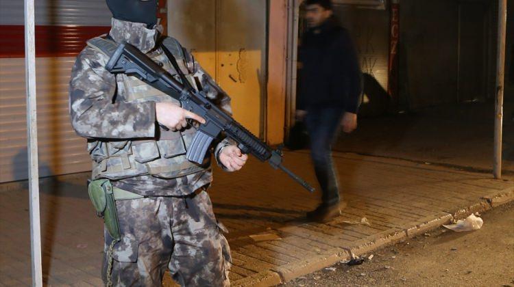 Adana'da nöbetçi eczaneye EYP'li saldırı