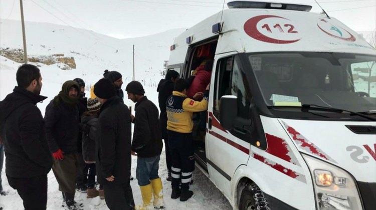 Karda mahsur kalan sağlık ekipleri kurtarıldı