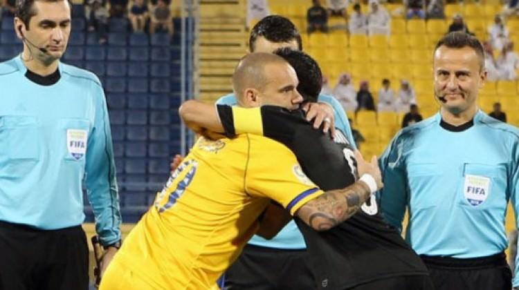 Katar'da Xavi, Sneijder'i üzdü