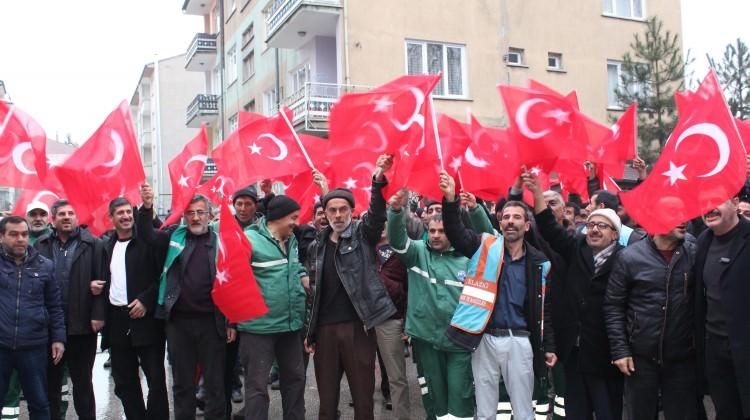 Türk bayraklarıyla askerlik şubesine koştular!