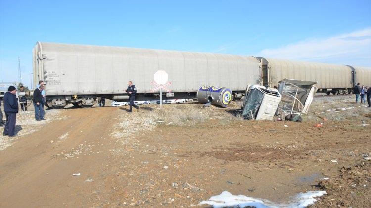 Konya'da yük treni ile kamyonet çarpıştı: 1 ölü