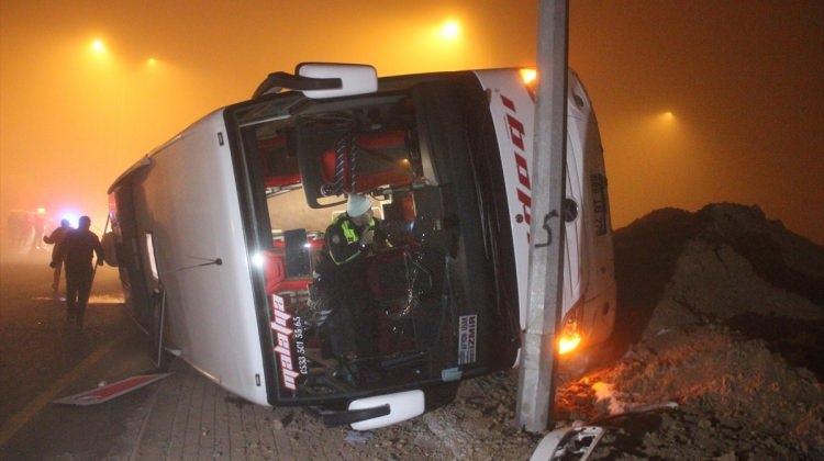 Konya'da yolcu otobüsü refüje devrildi: 11 yaralı