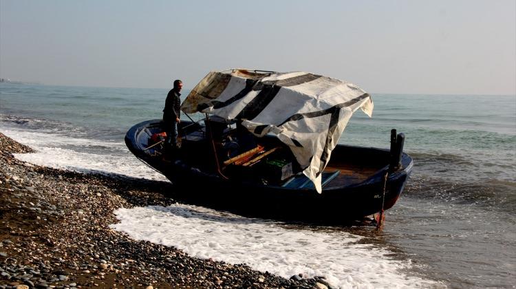 Mersin'de boş tekne karaya vurdu