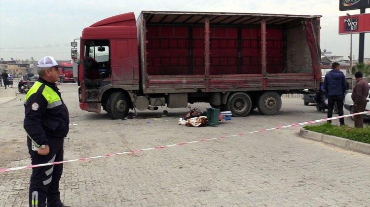 Adana'da kamyonla çarpışan bisiklet sürücüsü öldü
