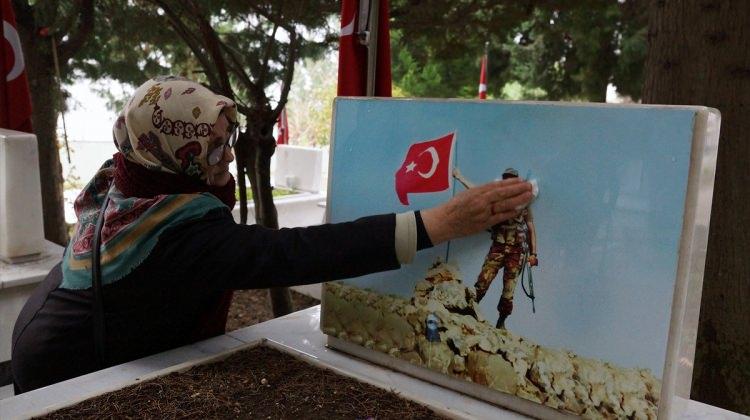 Şehit oğluna Afrin'deki kahramanlıkları anlatıyor
