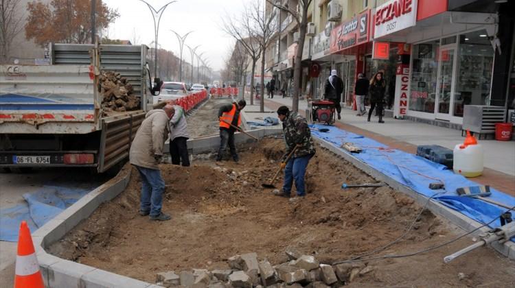 Kırşehir'de kaldırımlar düzenleniyor