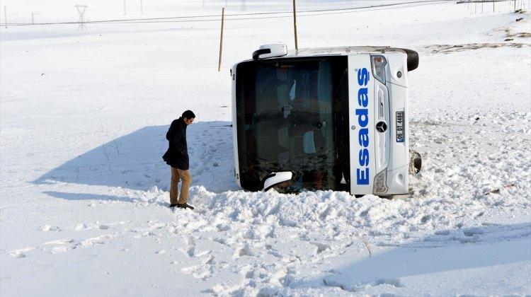 Ardahan'da yolcu otobüsü devrildi: 4 yaralı
