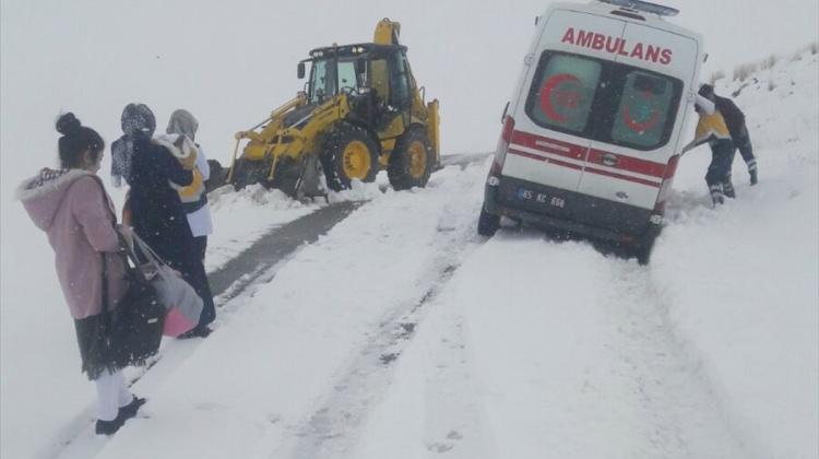 Van'da, karda mahsur kalan ambulanslar kurtarıldı