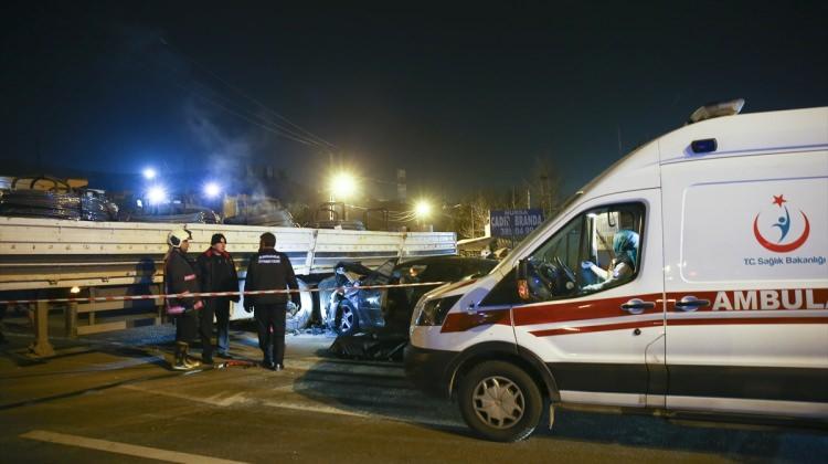 Başkentte otomobil tıra çarptı: 1 ölü, 1 yaralı