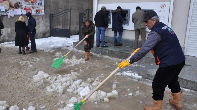 Yüksekova'da kar temizliği başlatıldı