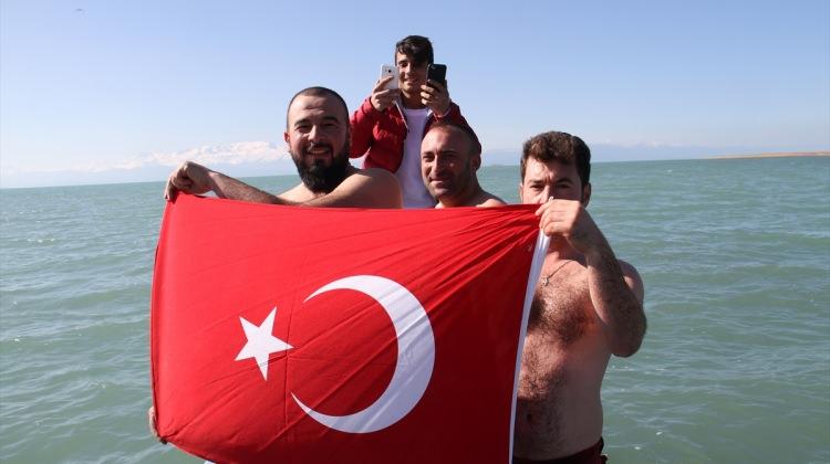 Beyşehirli balıkçılar Türk bayrağı açıp gölde yüzdü