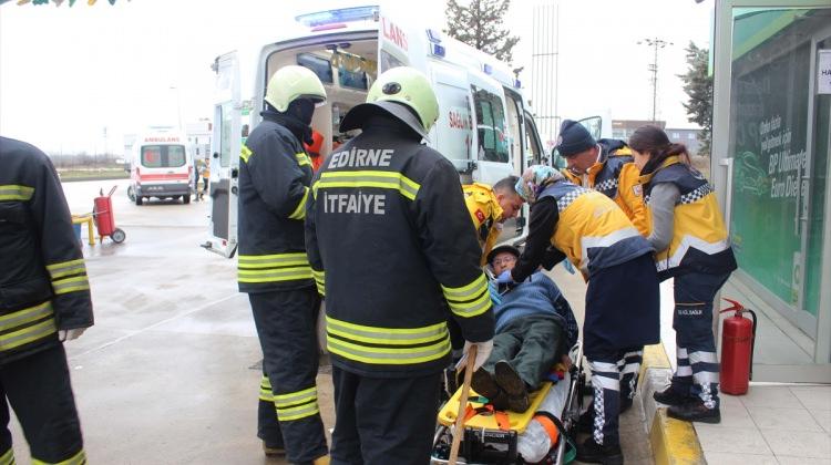 Edirne'de kamyonetle otomobil çarpıştı: 3 yaralı