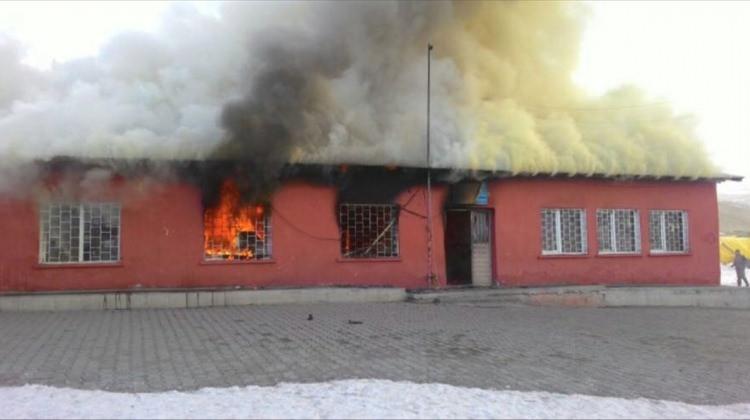 Kars'ta bir ilkokul yandı