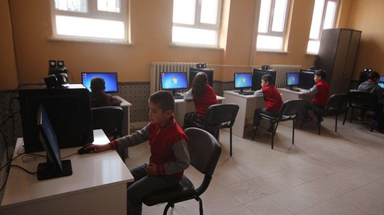 Beyşehir Belediyesi'nden mahalle okuluna bilişim sınıfı