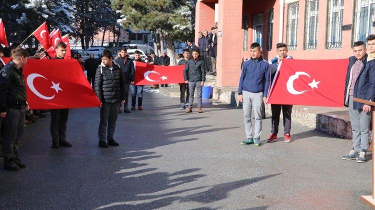 Öğrenciler Mehmetçik için "asker kınası" yaktı