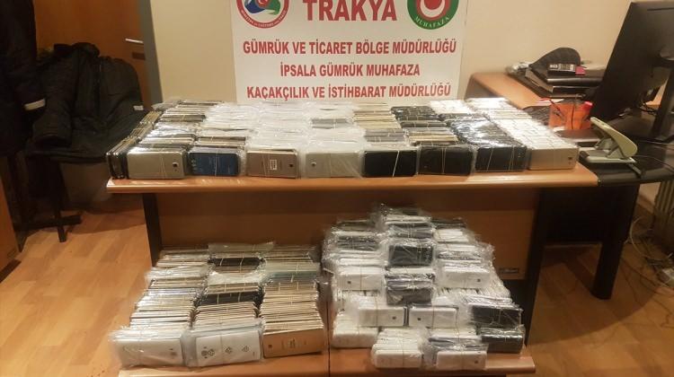 İpsala'da bir tırda kaçak bin 30 cep telefonu ele geçirildi