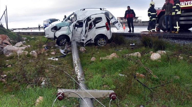 Aydın'da hafif ticari araç elektrik direğine çarptı: 1 ölü