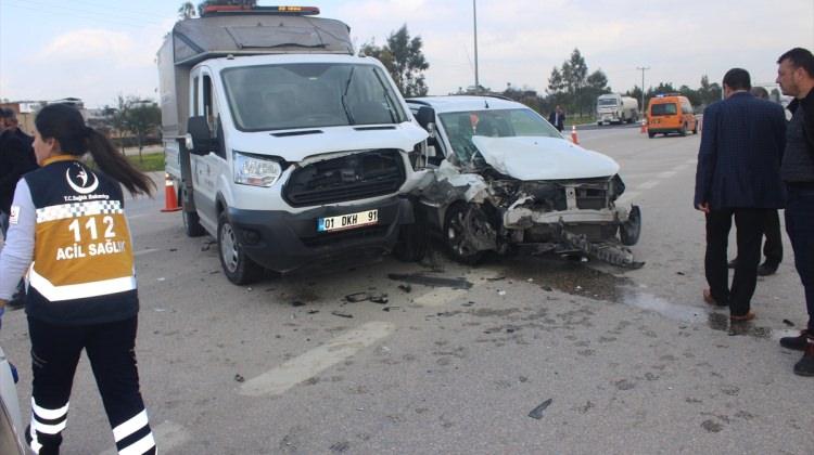 Adana'da otomobil ile kamyonet çarpıştı: 6 yaralı