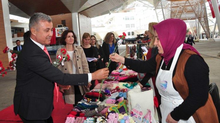 Manavgat Belediyesi kadınlara karanfil dağıttı
